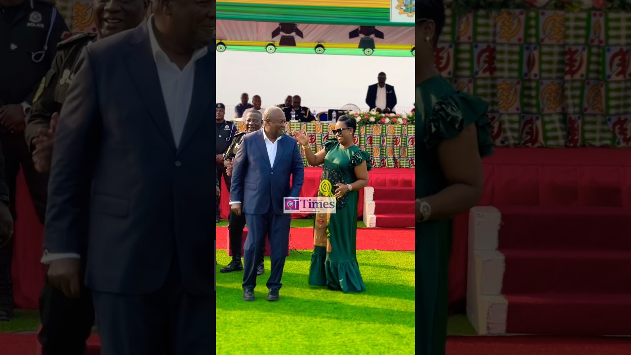 Wow! Prez. Mahama dances with CID boss & the IGP 🇬🇭✌️❤️this is nice