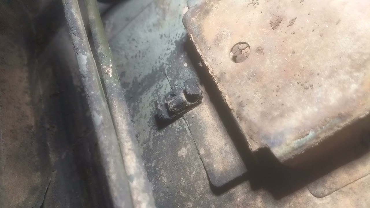 Courier 98 - Retirada do tanque + troca mangueira combustivel pt1