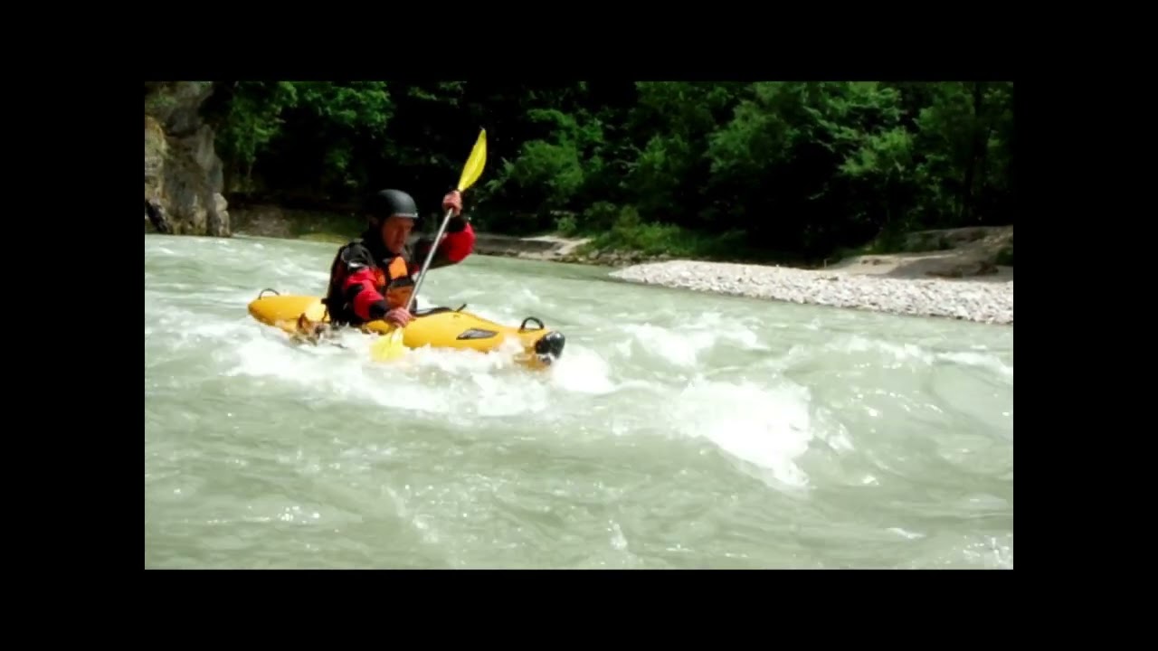 Kajak, Surfen, Kenterung und Schwimmer auf der Kössener Ache (Entenlochklamm)