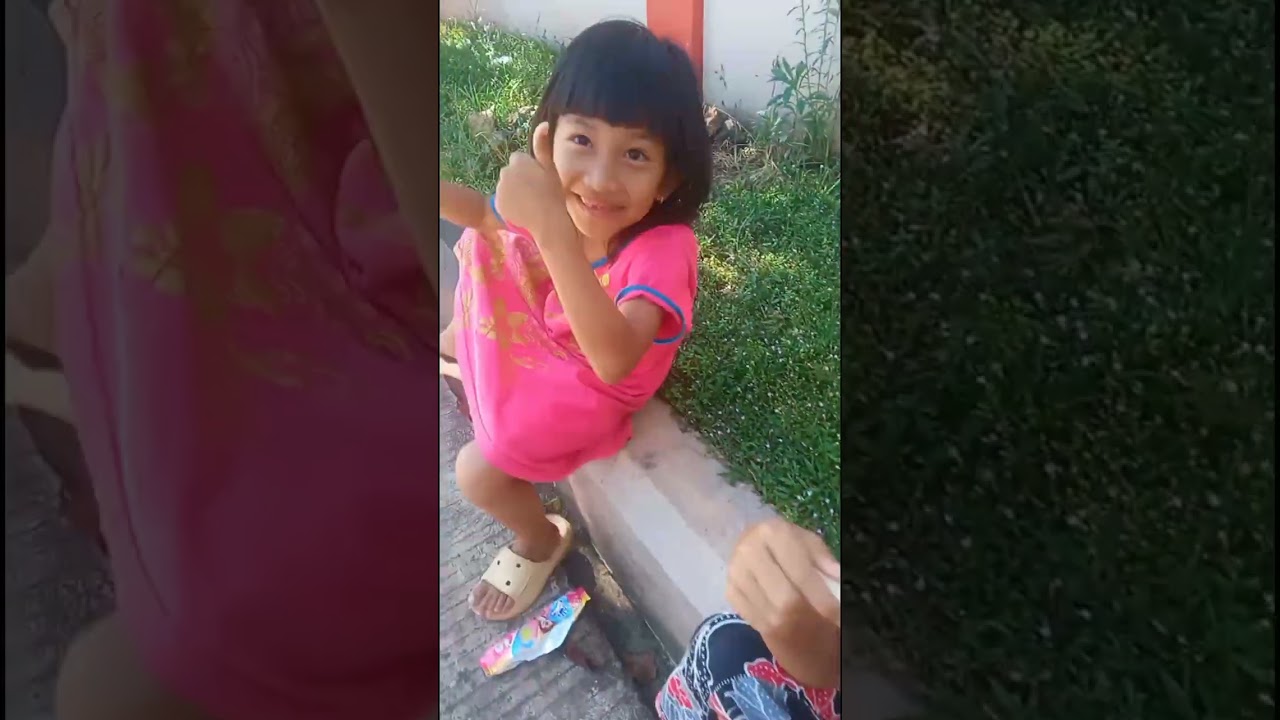 Duo Puspita makan es cream di pom bensin