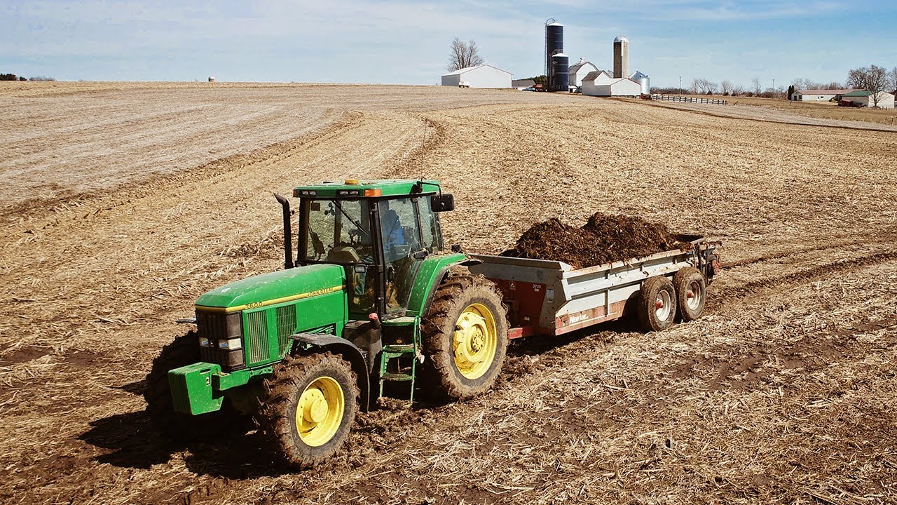 Разбрасывание весеннего навоза | John Deere 7600