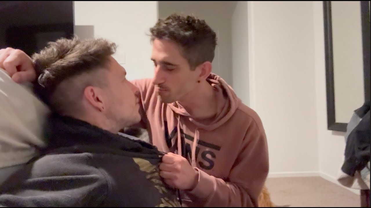 ОН БЕЗНАДЕЖНЫЙ РОМАНТИК || Видеоблог гей-пары «Муж и муж» №456