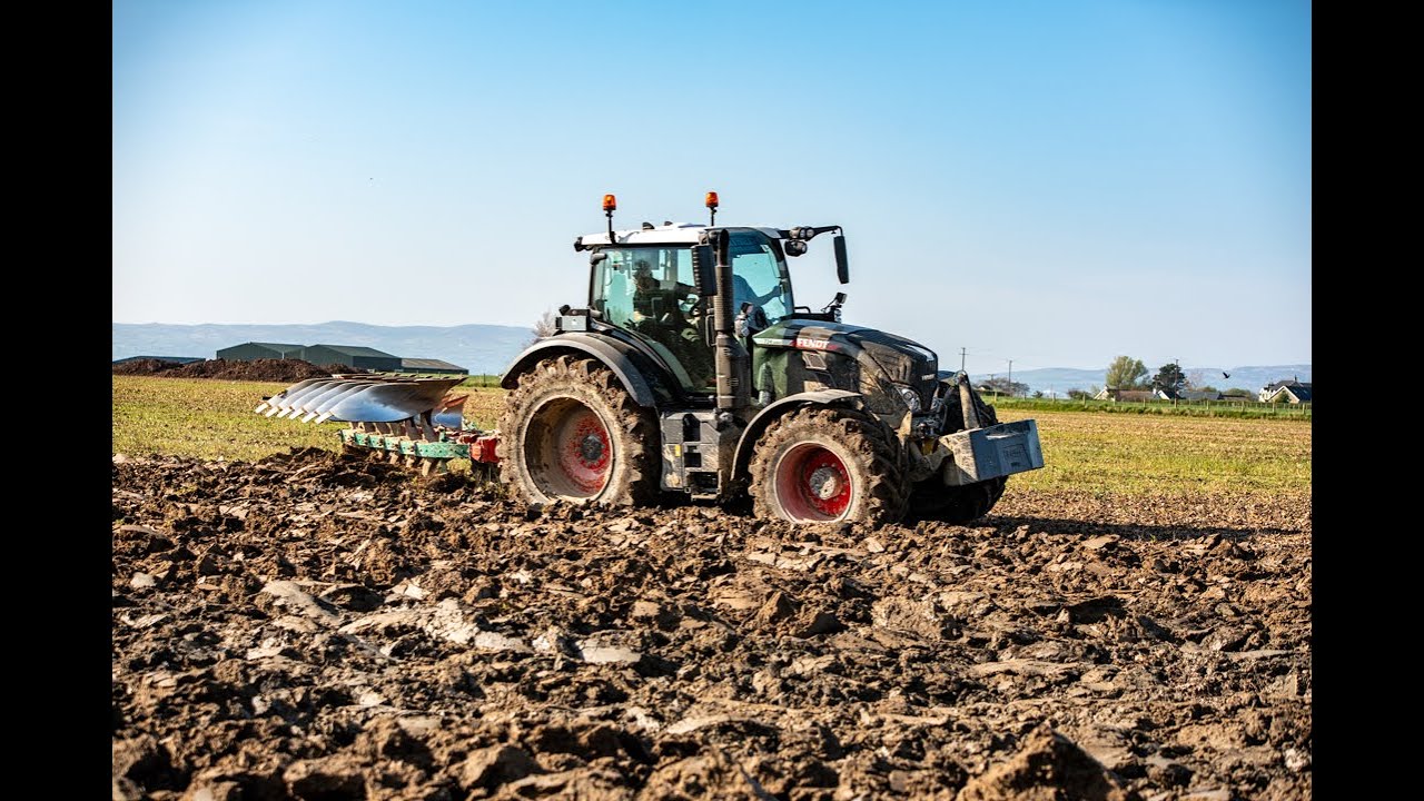 Gorthill Farm Contracts Ploughing with the 724 & 6 Furrow KV plough