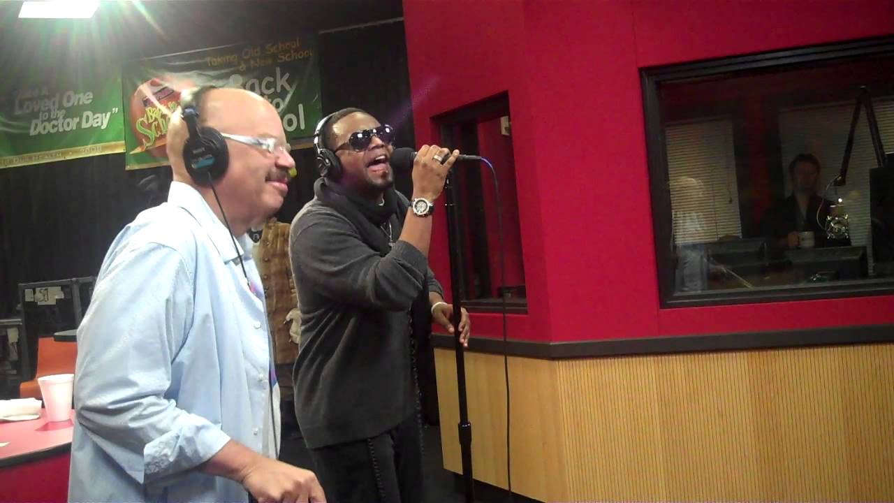Carl Thomas performs while visiting the Red Velvet Cake Studio.