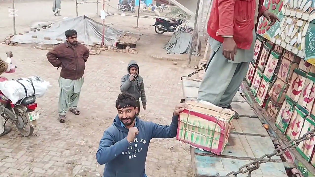 سبزی منڈی پیرمحل 🍅 ٹماٹر کی گاڑی پہنچ گی گپ شپ 