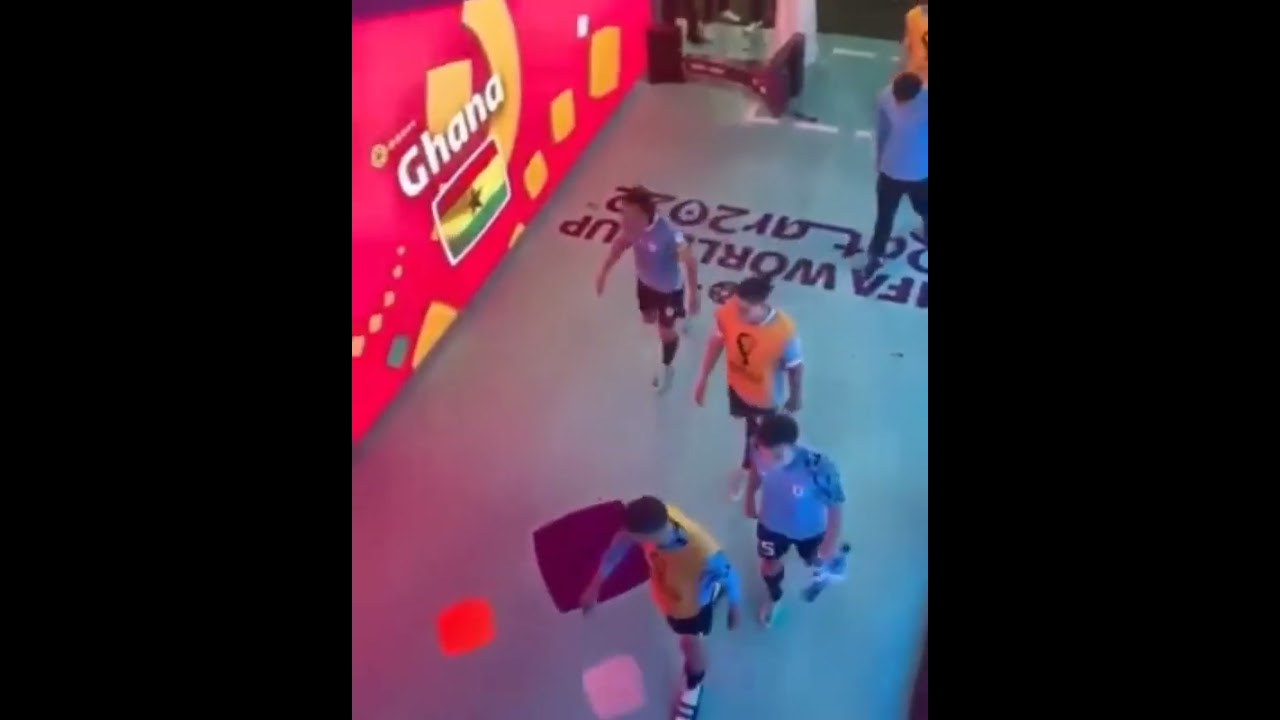 Cavani Breaks VAR Monitor | Cavani Punches Screen after Ghana-Uruguay 0-2 | #Cavani Punch World Cup