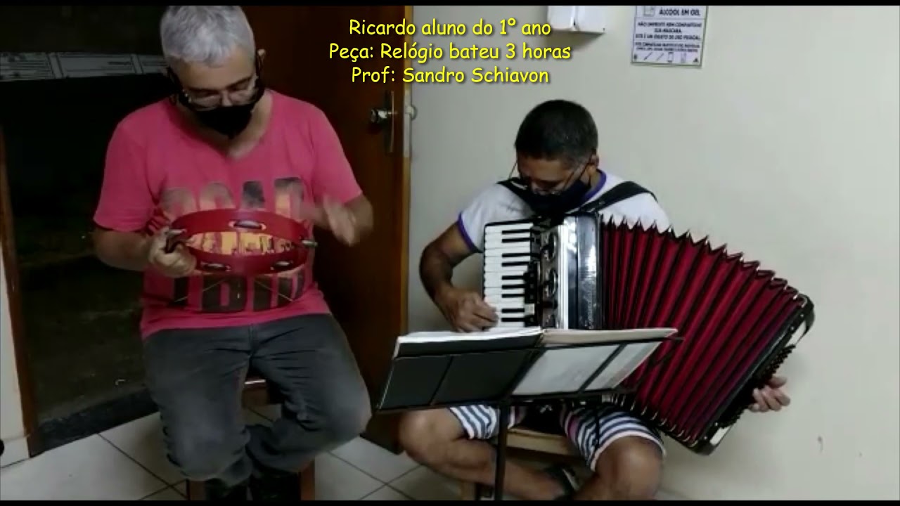Prof: Sandro Schiavon. Musica rel&oacute;gio bateu 3 horas. Ricardo aluno do 1&ordm; ano.