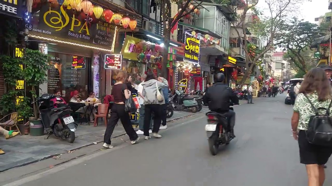 Khách Du lịch tập trung rất đông ở Phố cổ Hàng Buồm, Hà Nội | Khám phá phố cổ ở Hà Nội | Hanoi Trip