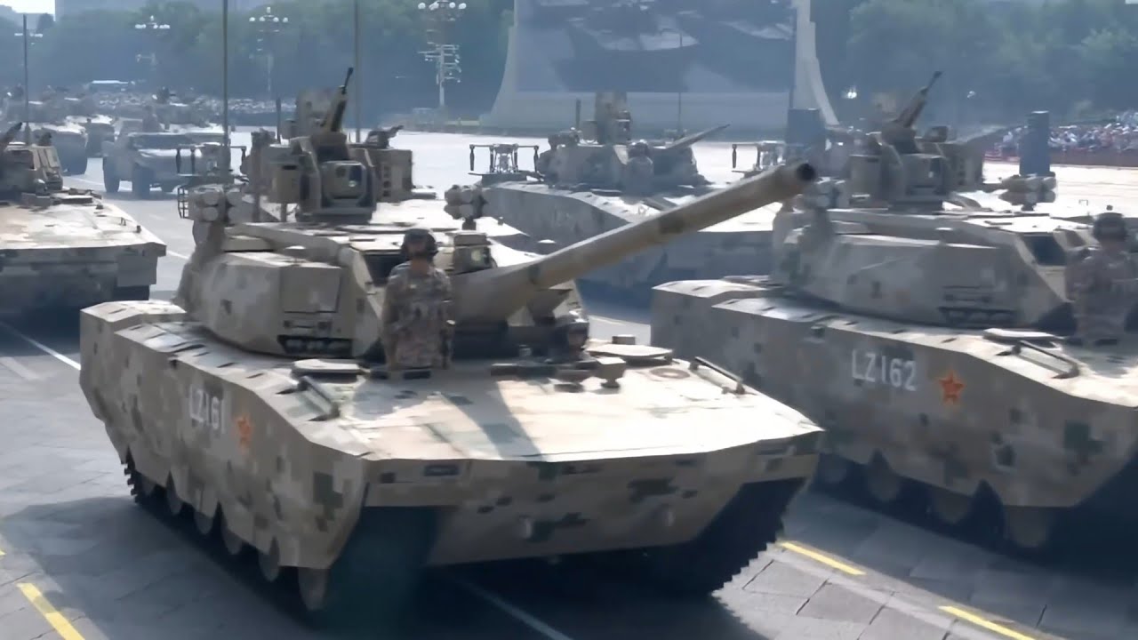93阅兵第四代百式坦克全解：无人炮塔 柴电混动 主动防御 电磁装甲