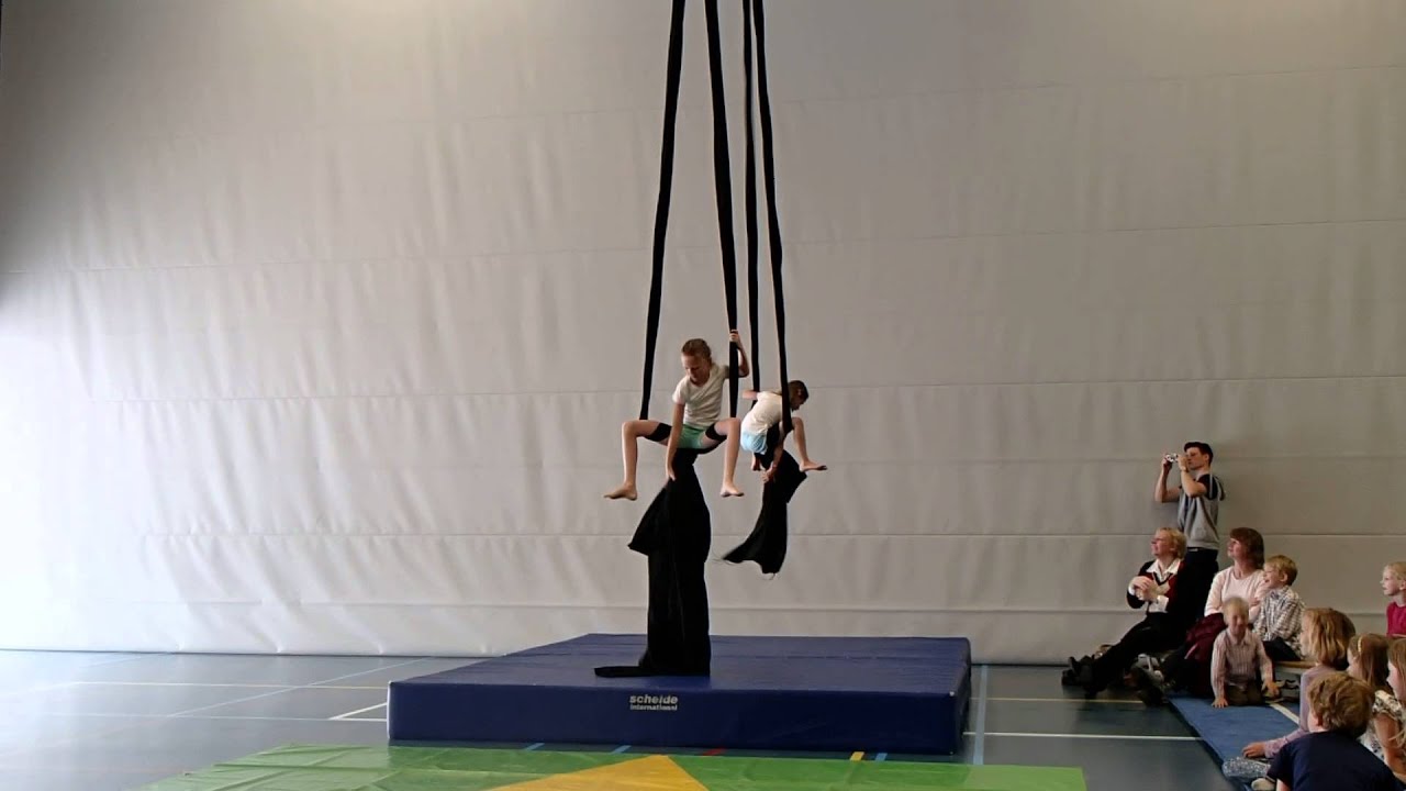 Circus voorstelling doek klimmen