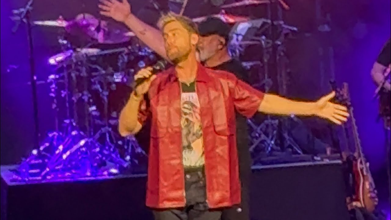 Lance Bass shocks crowd with impromptu NSYNC reunion at Joey Fatone and Friends! #nsync