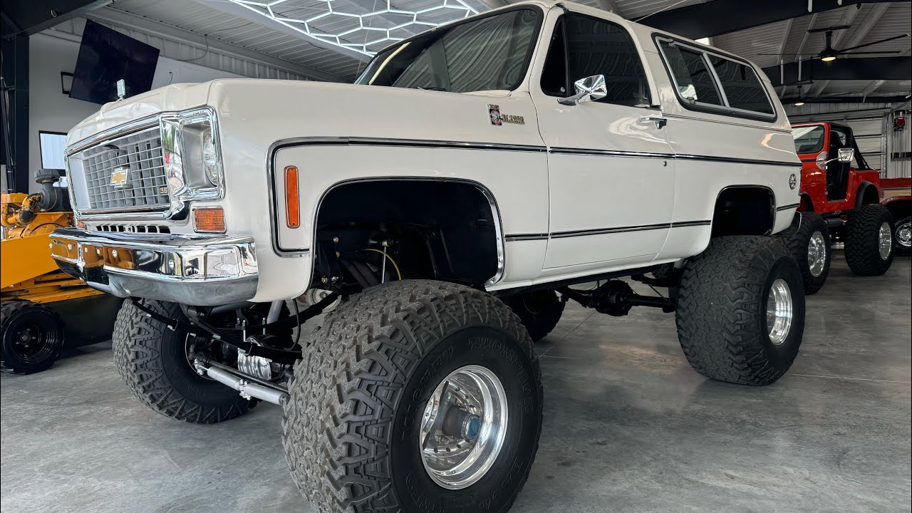 What a Squarebody K5!! Power steps 39 Baja mickeys 18” wide wheels Davis off road goodies galore