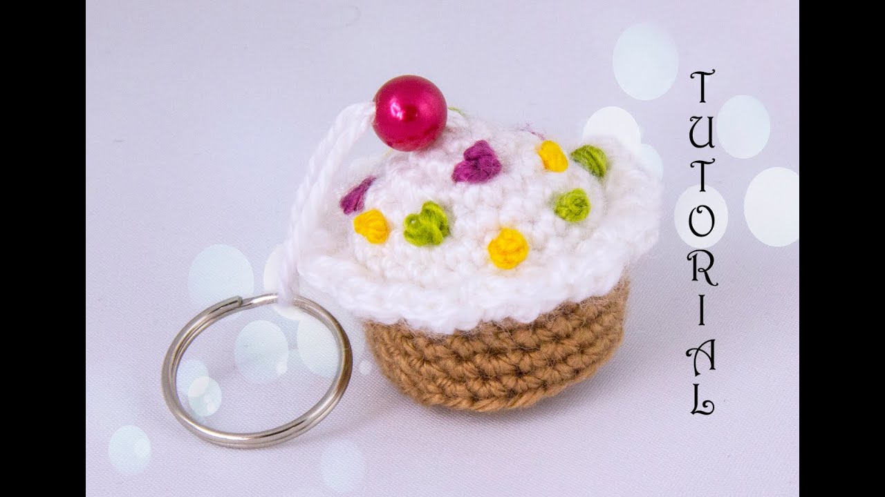 Babeczka na szydełku. Breloczek. Crochet birthday cupcake. Keychain.