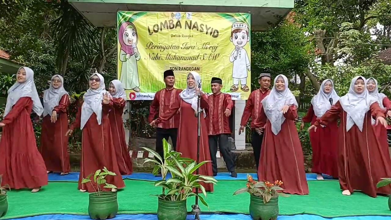 Perform Bapak Ibu Guru SDN Randegan dalam acara Isra' Mi'raj Nabi Muhammad SAW