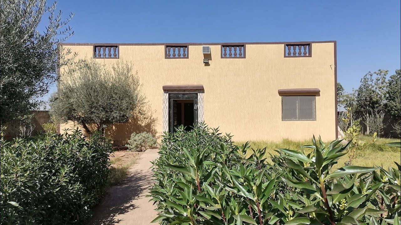 منزل بالجردة 🏠للبيع مساحته 1100 متر تتر🌹 ،موقع ممتاز إطلالة على جبال الأطلس🏔️ 0663550615 📞