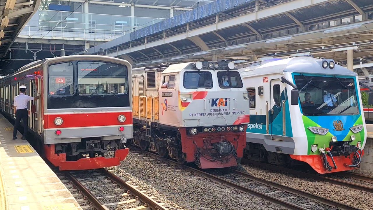 RAMAINYA KERETA API AKHIR TAHUN 2023 di Stasiun Tersibuk JAKARTA, ada KERETA & LOKOMOTIF SPESIAL !