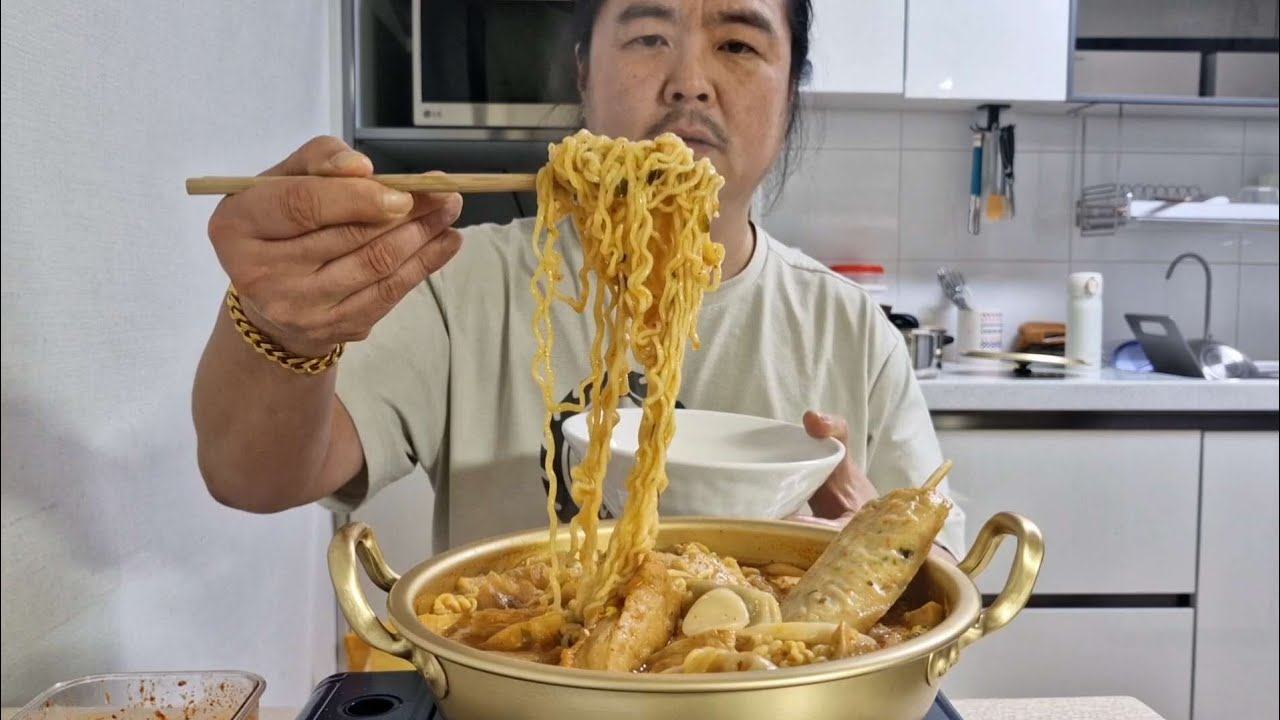 라면 2봉에 어묵 만두 쌀떡 계란 김치 넣고 밥도 말아먹기 호사좀 부려 봤습니다