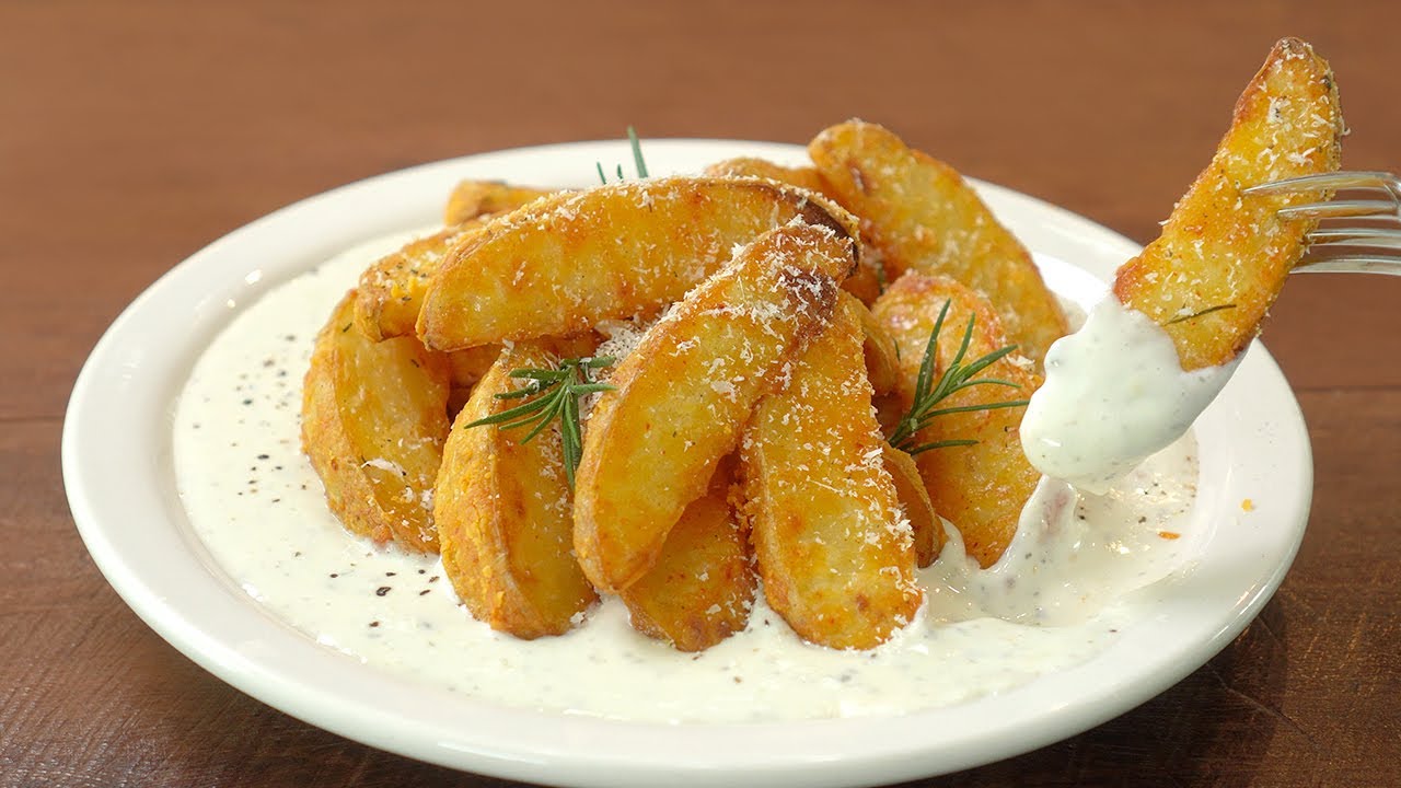 Жареный картофель и запеченный в духовке картофель со сливочно-сырным соусом