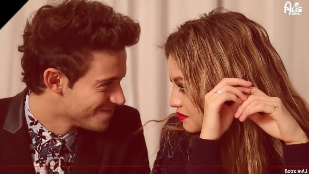 Karol y Ruggero prueban a darse un Beso en Entrevista abrazan Ruggero confiesa secreto de Karol