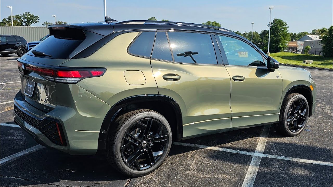 2025 VW Tiguan SE R-Line Black Edition 360&deg; quick view in Avocado Green w/Black Roof