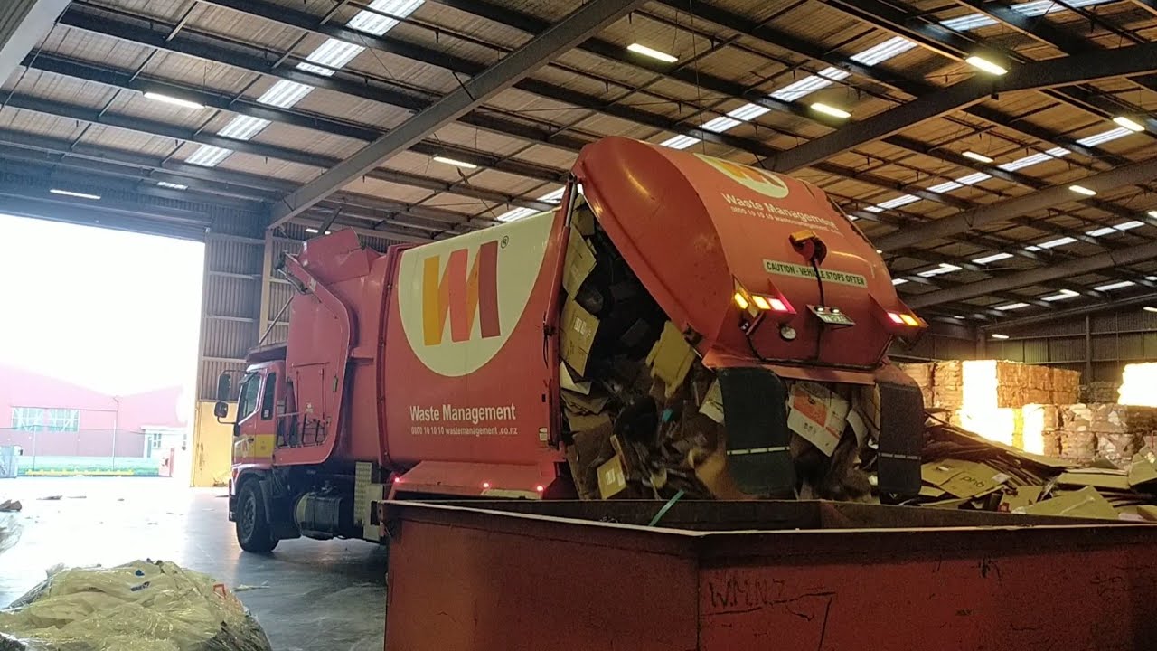 Christchurch WM Cardboard FL0364 dumping it's load in the MRF, (Saturday) 24/05/25. Pt.1