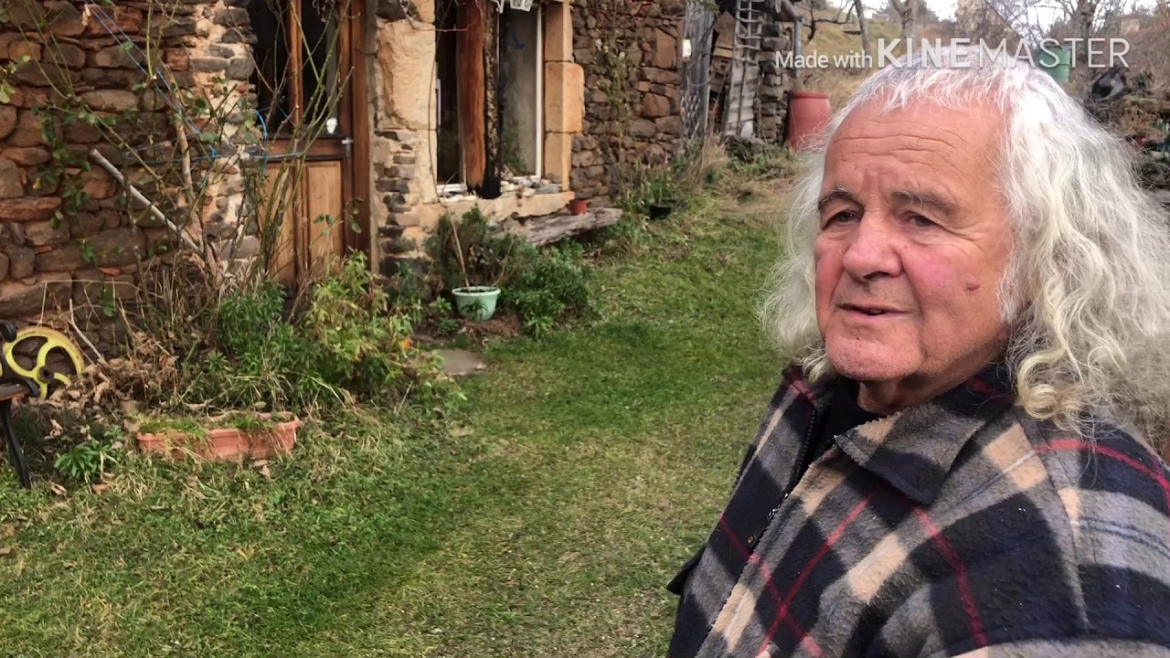 André Larivière, écologiste radical, présente sa maison autonome