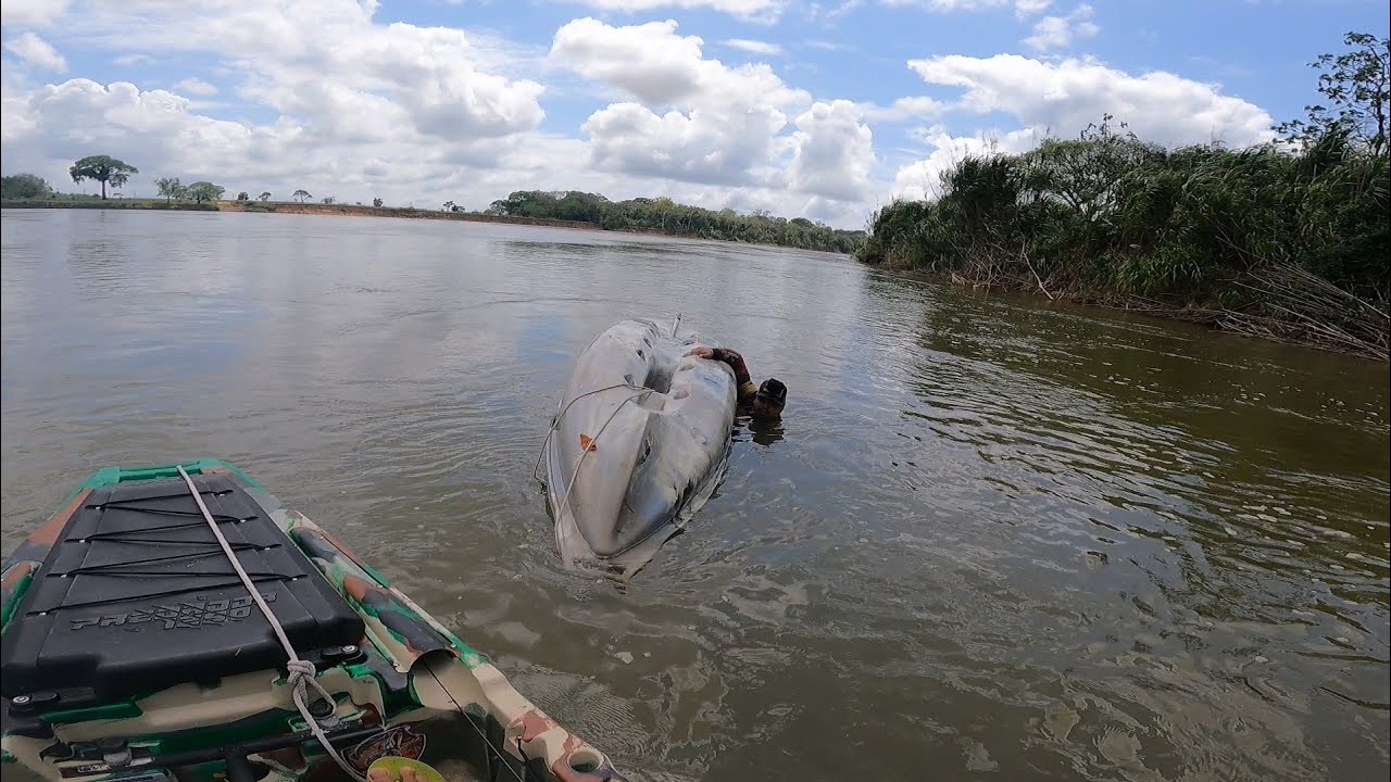 RIO DOCE E SEUS PERIGO PESCADOR VIROU O CAIAQUE E PEDIU SOCORRO!