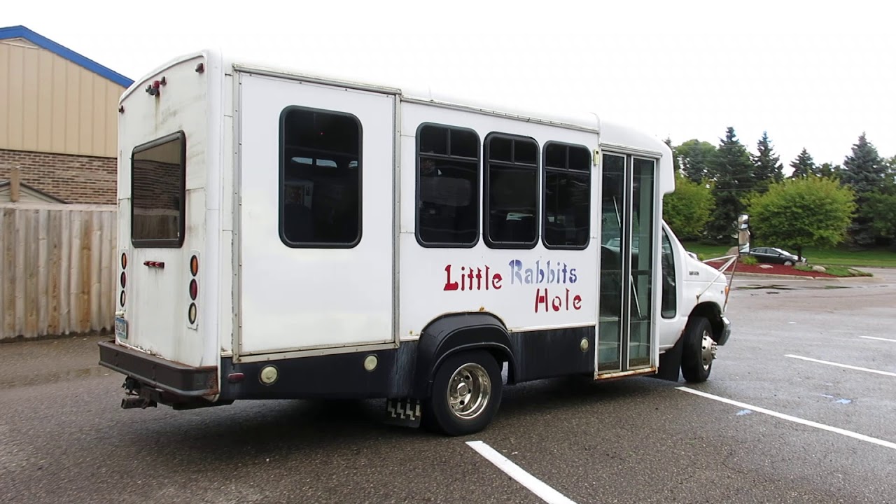 Lot 43 - 1998 Ford E-350 15 Passenger Bus