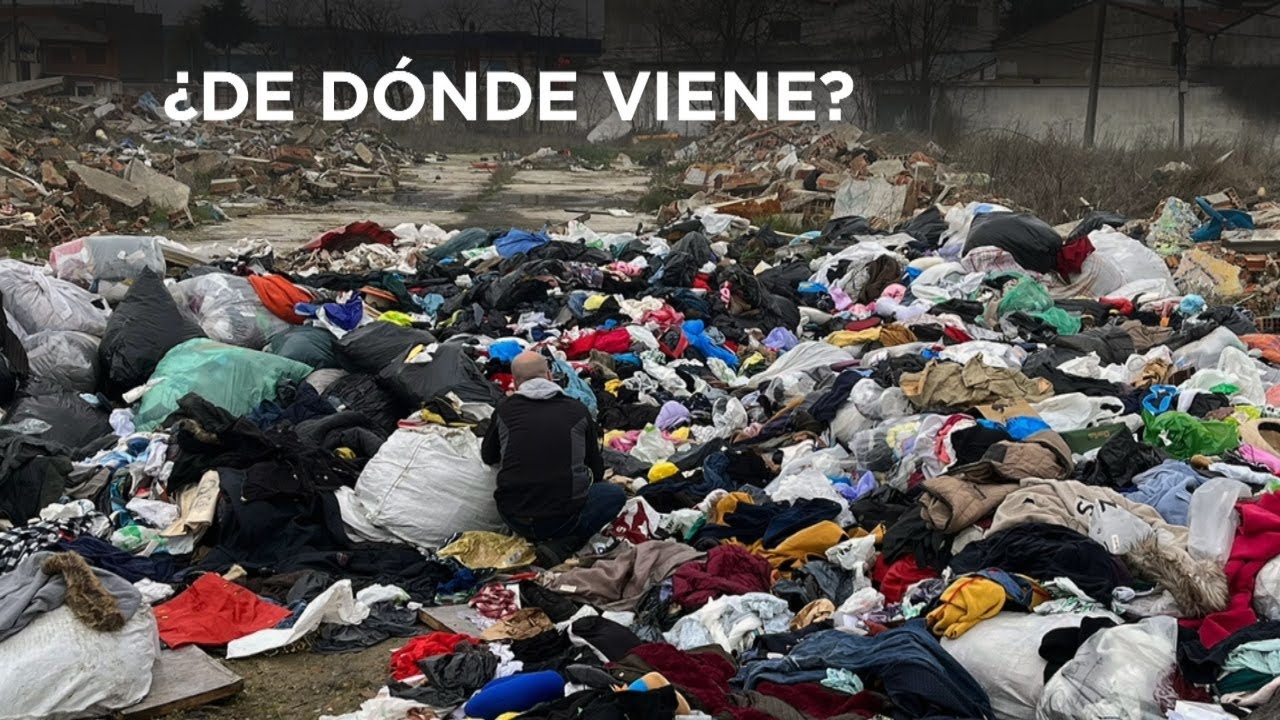 Un cementerio de ropa usada inunda Humanes
