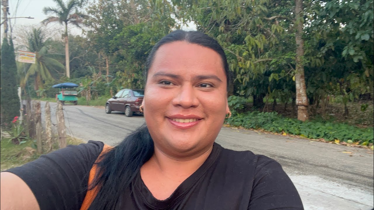 Dando el recorrido por la comunidad