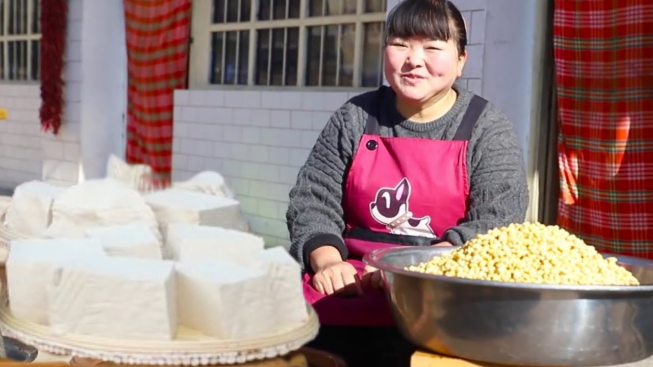 【陕北霞姐】20斤黄豆泡软，霞姐打磨成浆煮熟做“豆腐”，一块块白豆腐口感鲜嫩直接吃也猛香了！