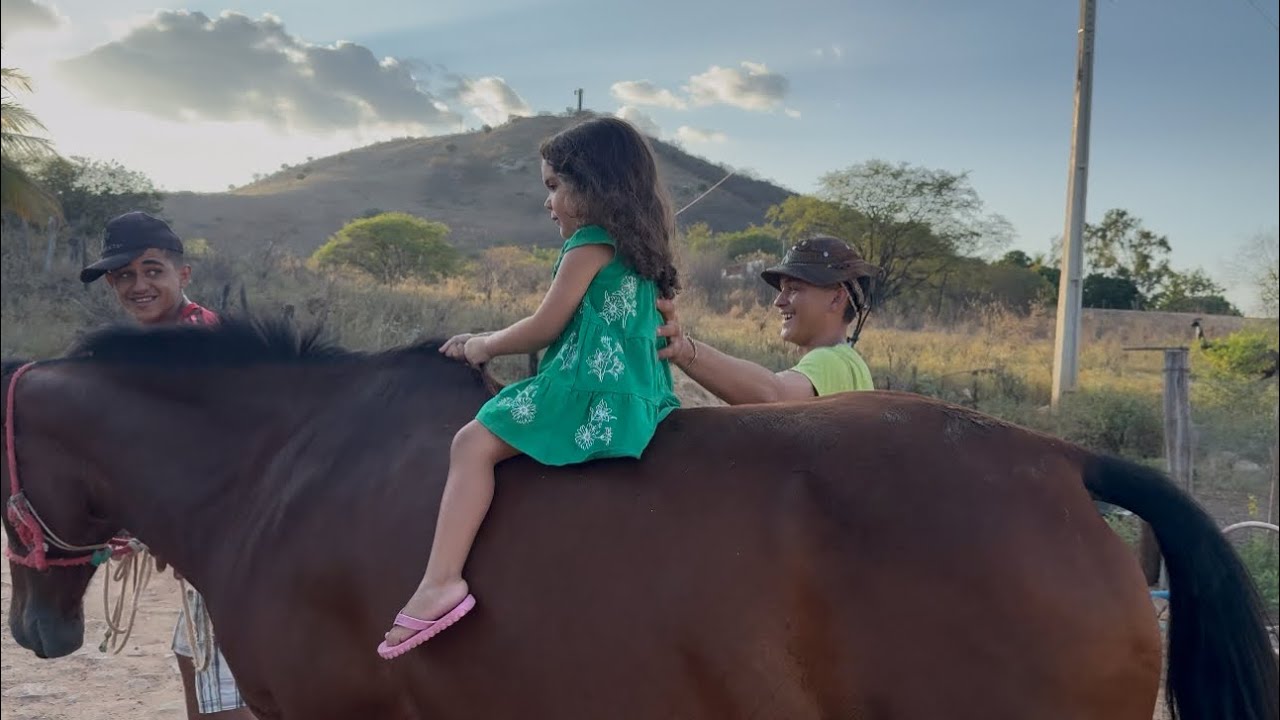 AYRA ANDANDO DE CAVALO COM CHICO E ADRIANO