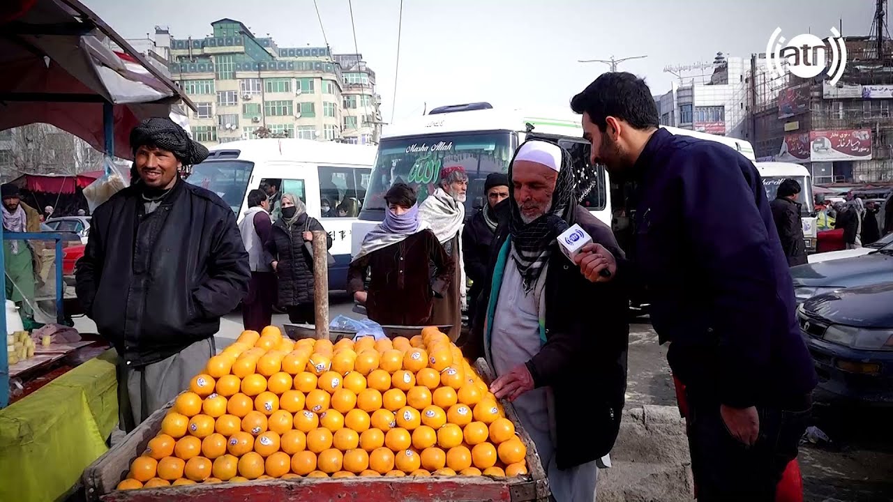 Fruit sellers and taxi drivers in Sarai Shamali, Kabul/ میوه فروشان و راننده های تاکسی در سرای شمالی