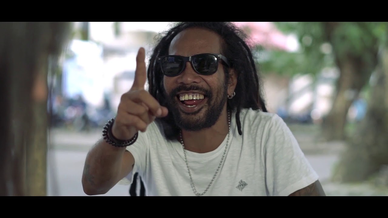 Amboina Bananas - Ade Nona [Official Music Video]