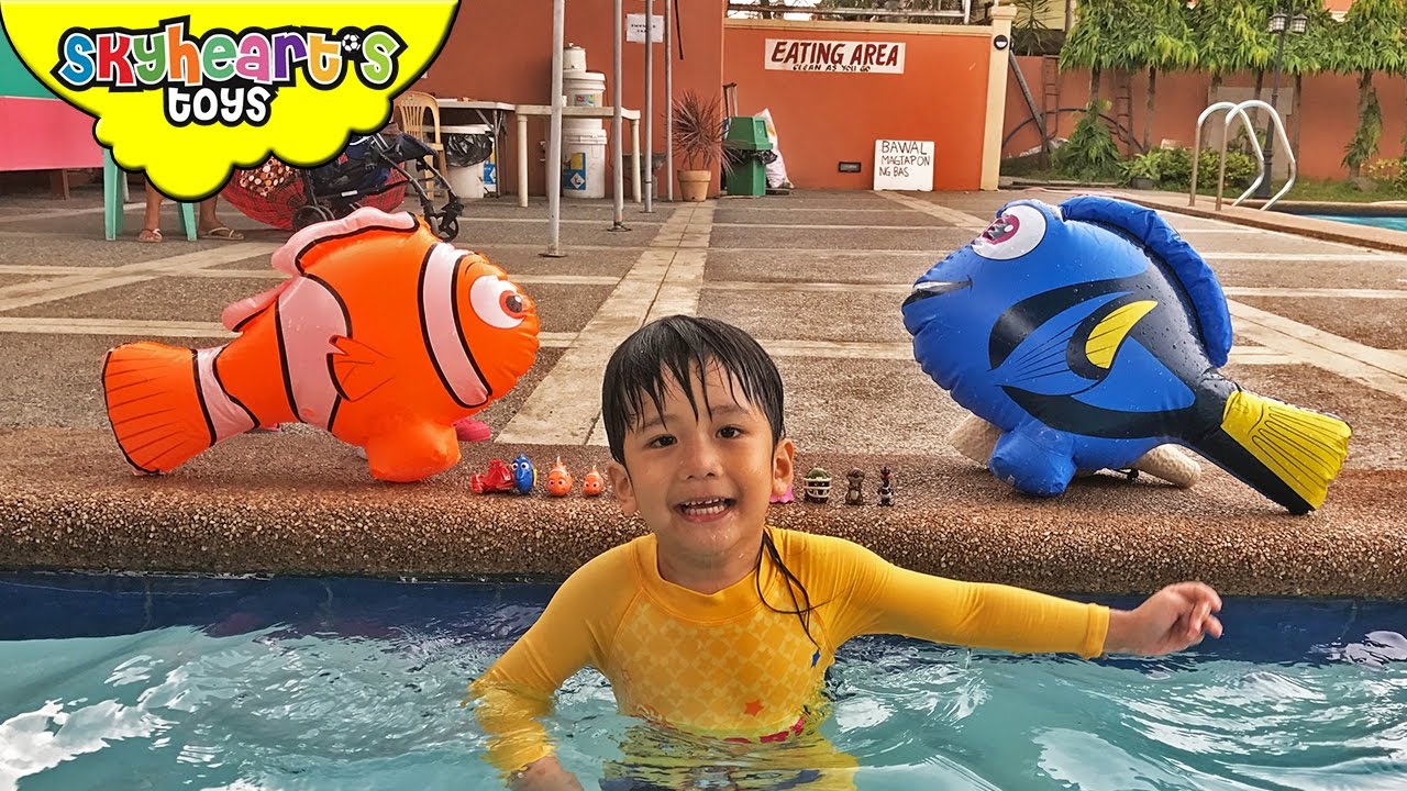 GIANT DORY and Nemo running in land? Playing with RC Inflatable Finding Dory toys for kids