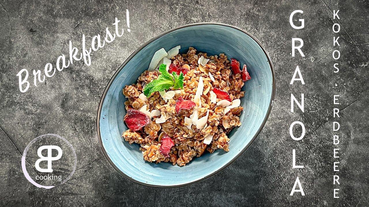 Granola selbst gemacht mit Kokos und Erdbeerchips. Ein leckerer Allrounder zum Frühstück und Dessert
