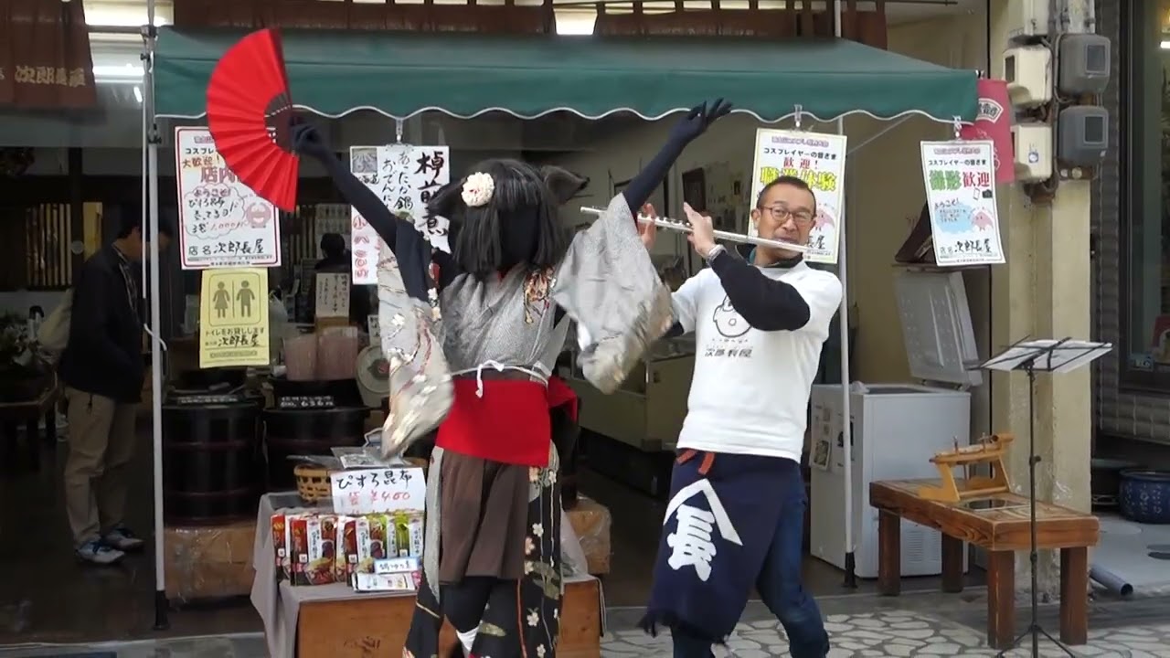 ２０２６年１１月・第１１回富士山コスプレ世界大会「次郎長屋店頭でのぴすろ子さんの踊りと若旦那のフルート