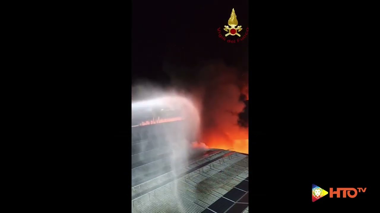 Motta di Livenza (TV) - Devastante incendio divora capannone adibito a deposito di carta - ww.HTO.tv