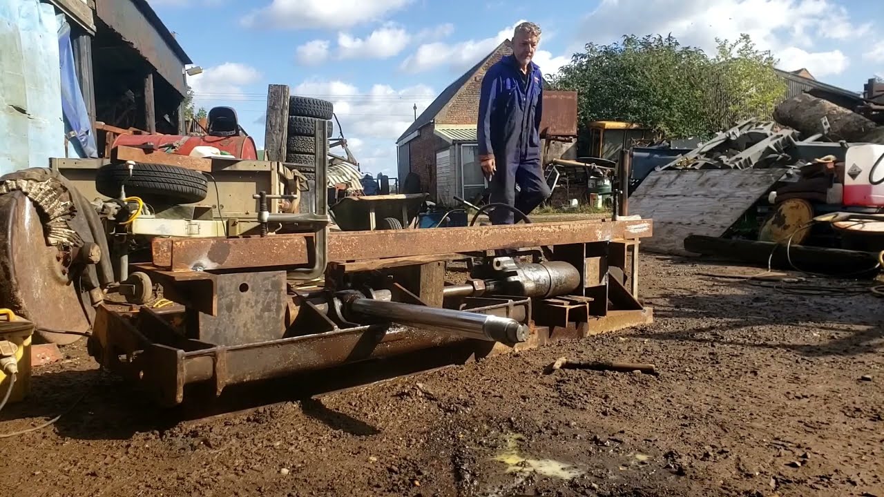 jcb 520-4 pressing pins out with 75 ton cat service press