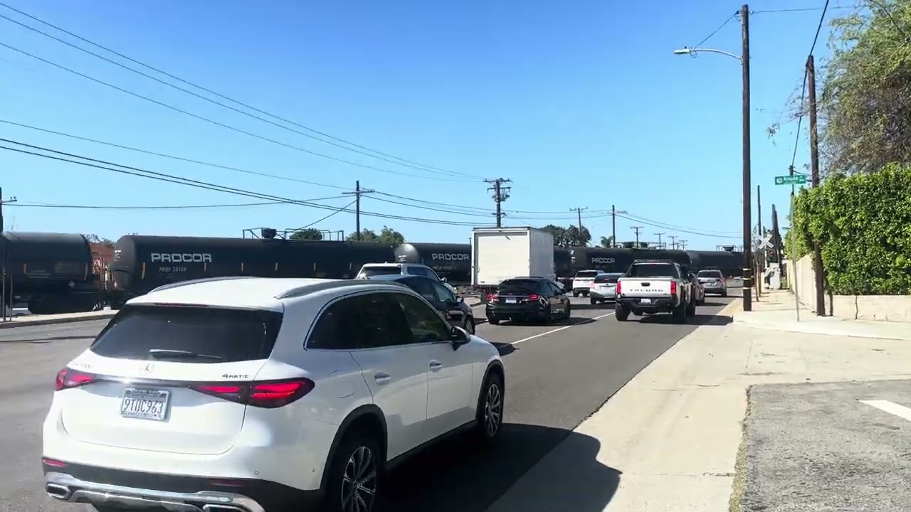 BNSF 3039 leads the local to the Alcoa Yard and El Segundo Yard after passing Sepulveda Blvd 