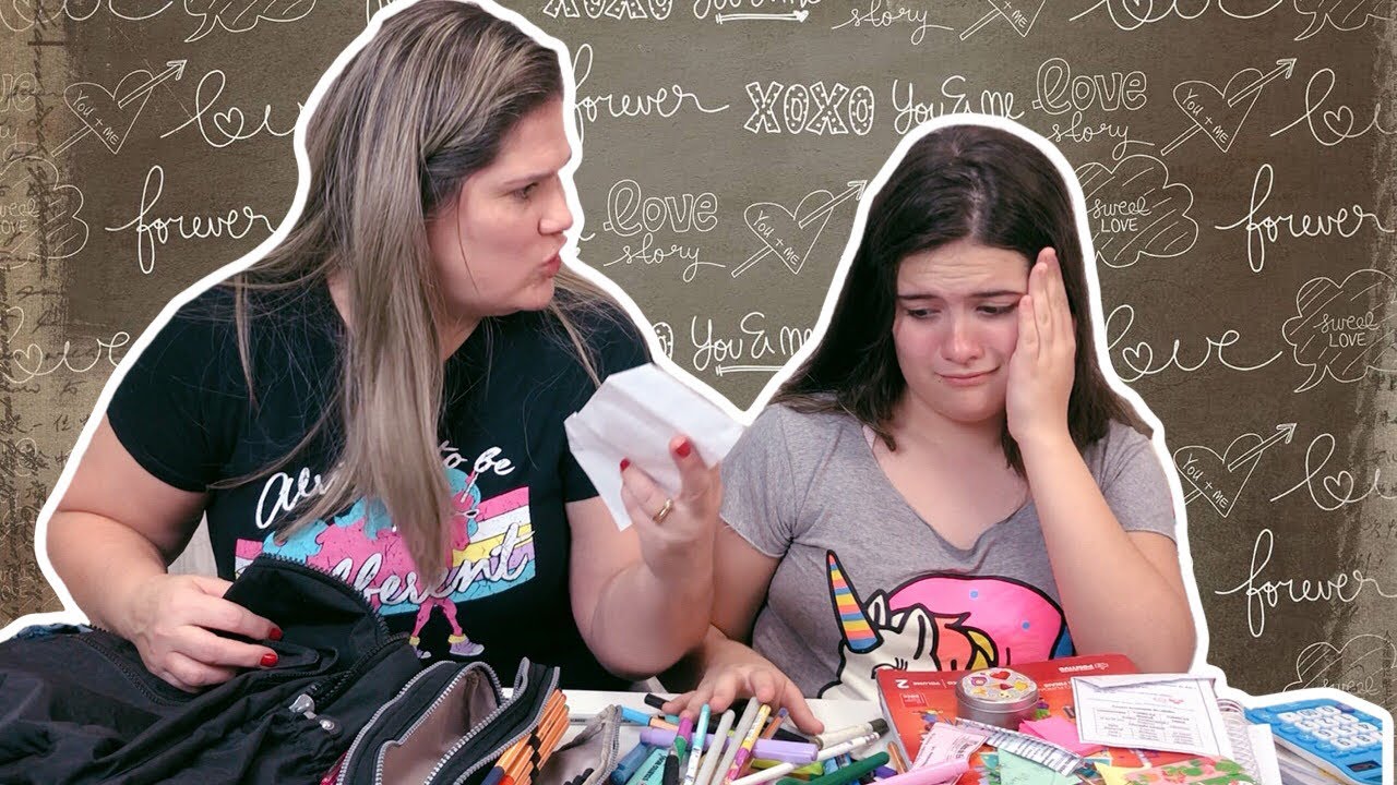 MINHA MÃE REAGINDO AO MEU MATERIAL ESCOLAR QUASE 6 MESES DEPOIS