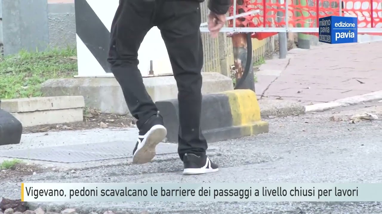 Vigevano, pedoni scavalcano le barriere dei passaggi a livello chiusi per lavori