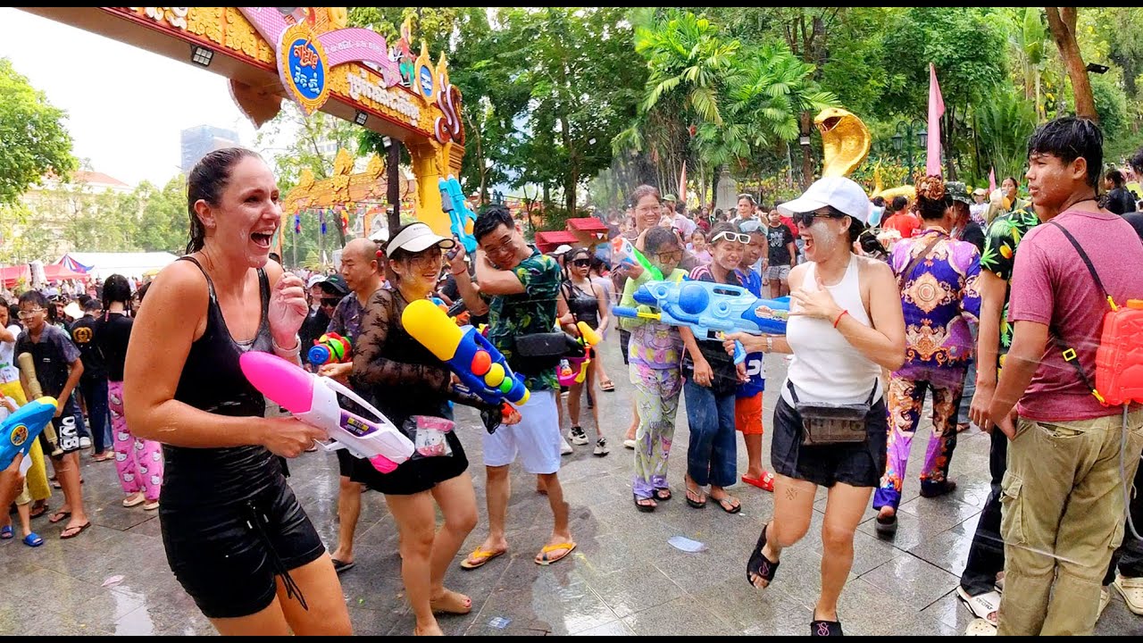 Happy Sangkran Wat Phnom 2025! Cambodia New Year in Phnom Penh City, Dancing, Water Fight, & More