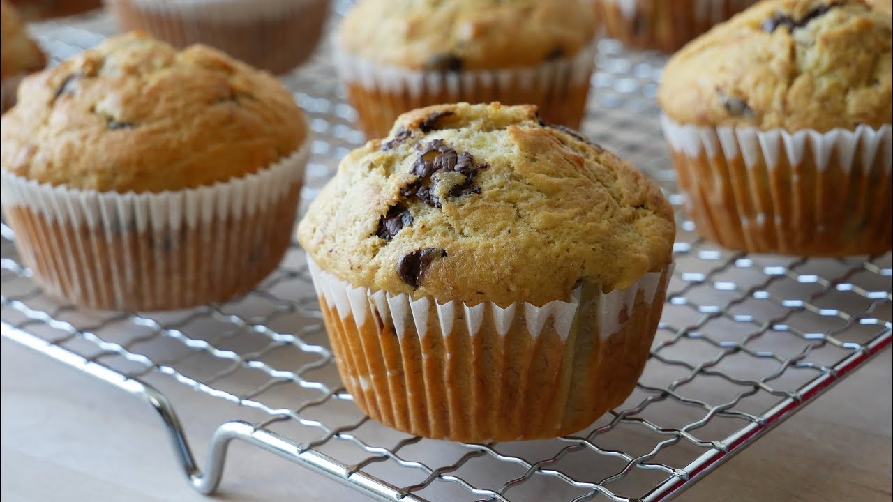Schnelle Schoko Bananen Muffins (Rezept) || Chocolate Chip Banana Muffins (Recipe) || [ENG SUBS]