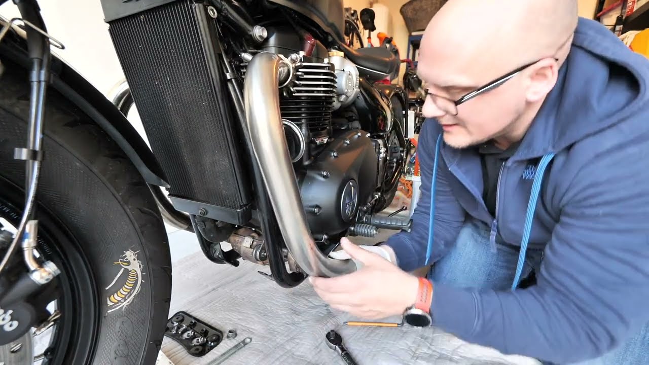 Idiot Decats Triumph Bobber (Part 1) Cat removal