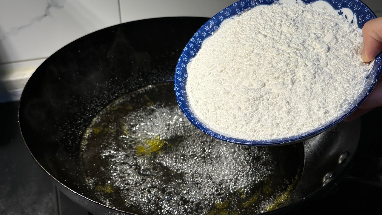 Насыпьте муку в кипящую воду, и она превратится во вкусную еду сразу после ее употребления. Как толь