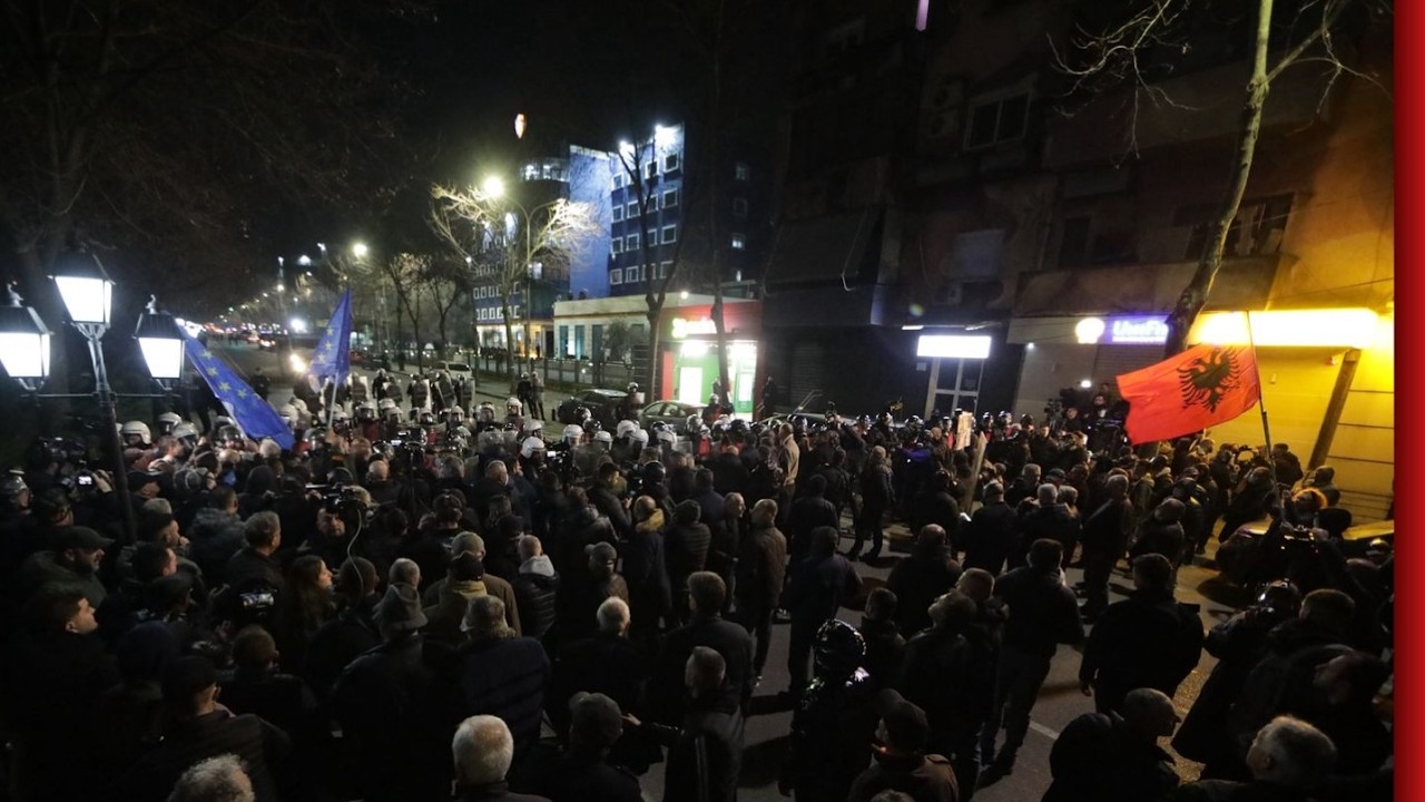 Drejt Drejtorisë së Policisë Tiranë?! Protestuesit nuk ndalen, bashkë me ta dhe Berisha