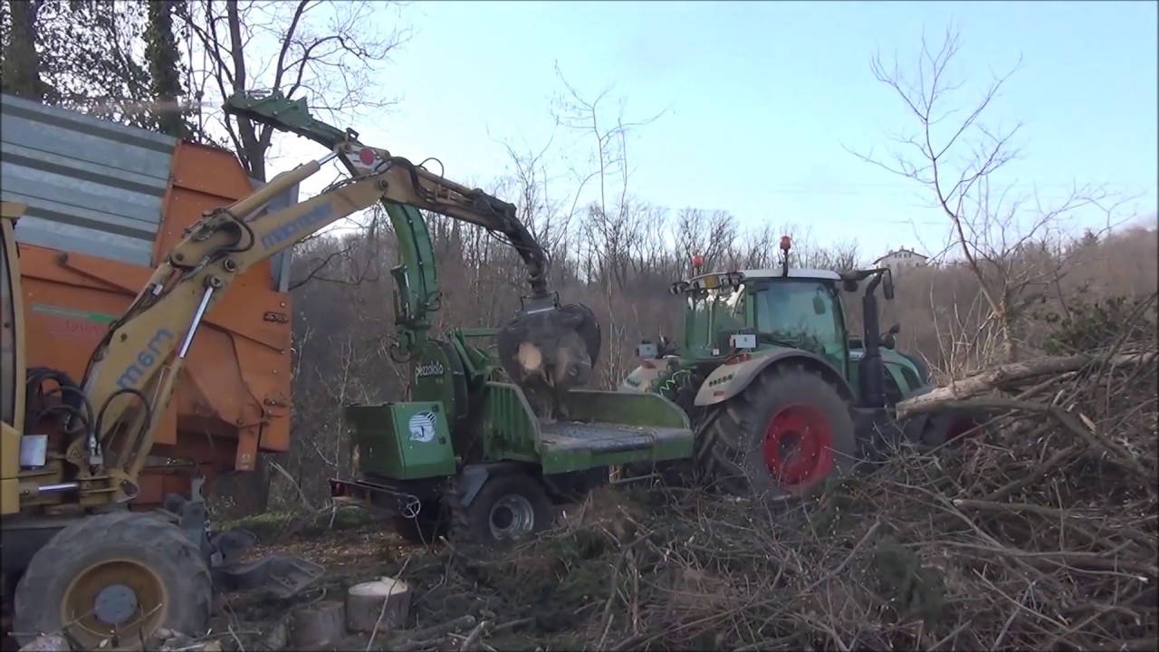 PTH 700 G Pezzolato drum wood chipper driven by PTO FENDT tractor, 220 Hp power