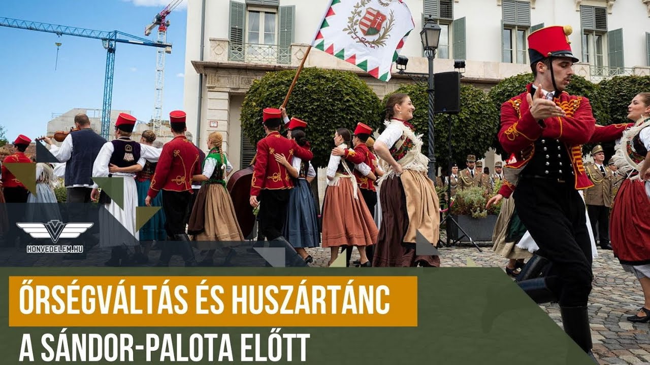 Őrségváltás és huszártánc a Sándor Palota előtt