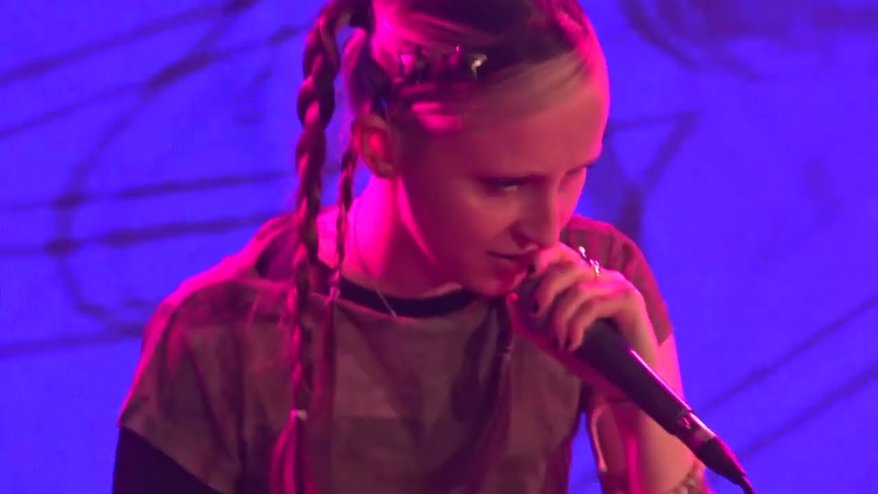 EMiDORA performs 'I Think I've Drowned' and 'Twenny One'